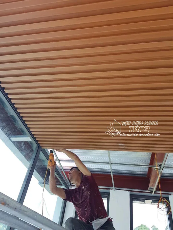 Ốp trần lam sóng nhựa giả gỗ trang trí
