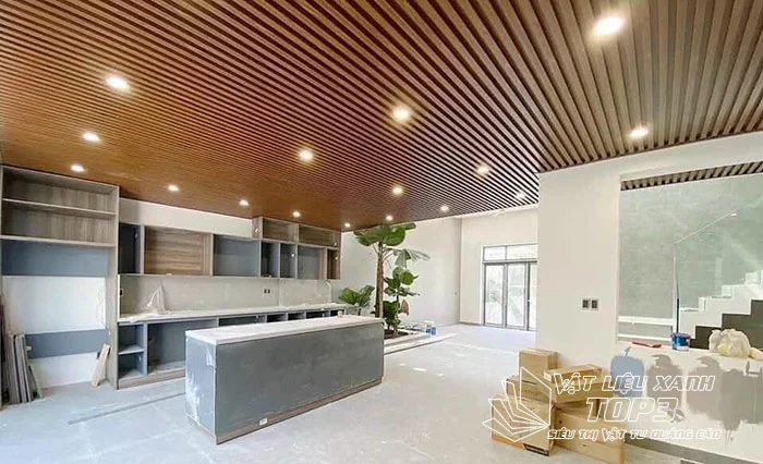 Trần nhựa lam sóng vân gỗ cho nhà phố đẹp, hiện đại