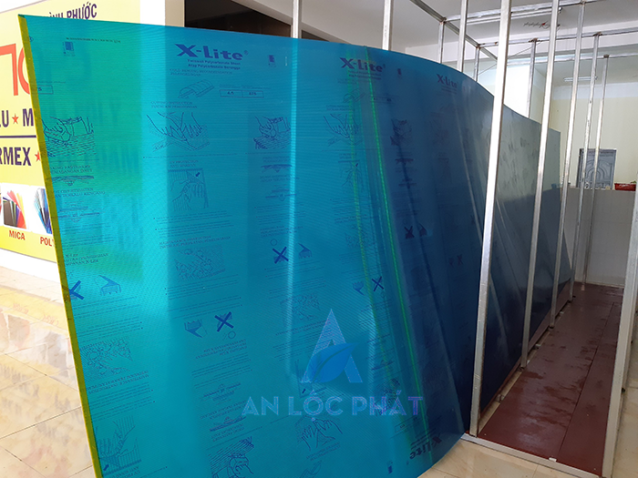 Tấm poly rỗng ruột có khổ tấm lớn với chiều dài 5.8m, khổ cao 2.1m