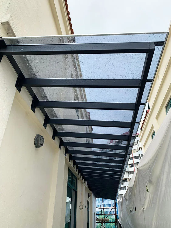 Tấm poly trong suốt đặc ruột cho hành lang che mưa, chắn nắng, cung cấp ánh sáng tự nhiên