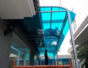 Tấm lợp poly lấy sáng tự nhiên, sử dụng ngoài trời bền bỉ và giá thành rẻ