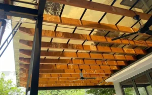Ứng dụng lợp mái che bằng tấm poly màu trà 